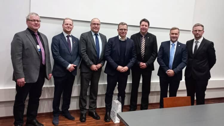 Prime Minister Petteri Orpo visits 6G Flagship at the University of Oulu. Pictured with Dean Jukka Riekki, Mayor of Oulu Ari Alatossava, Rector Arto Maaninen, Professor Matti Latva-aho (Director of 6G Flagship), Research Director Hannu Nikurautio (6G Test Centre), and Jussi Leponiemi (Key Account Manager, Business Oulu).